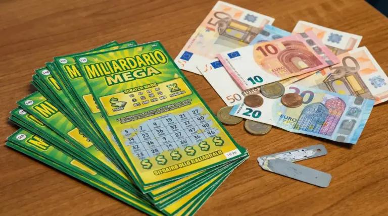 Gratta e vinci Miliardario Mega con banconote e monete su un tavolo